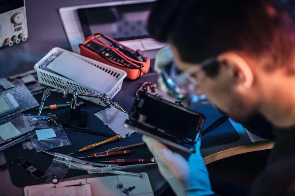 Electronic Technician Repair Damaged Smartphone In The Workshop - Base Vip Informática | Conserto De Notebook, Computador E Impressora - Vila Mariana Sp - Loja E Assistência Técnica Informatica